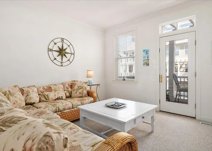 Beautiful 4 Bedroom Townhouse In Sunset Island! Ferienhaus