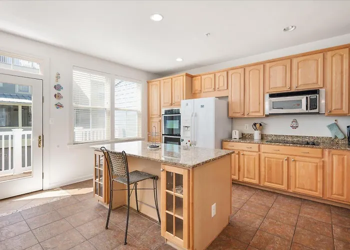 Beautiful 4 Bedroom Townhouse In Sunset Island! *