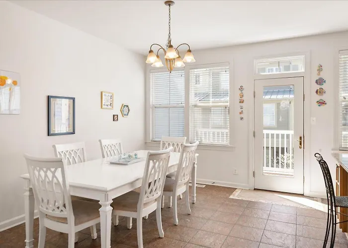 Beautiful 4 Bedroom Townhouse In Sunset Island! *