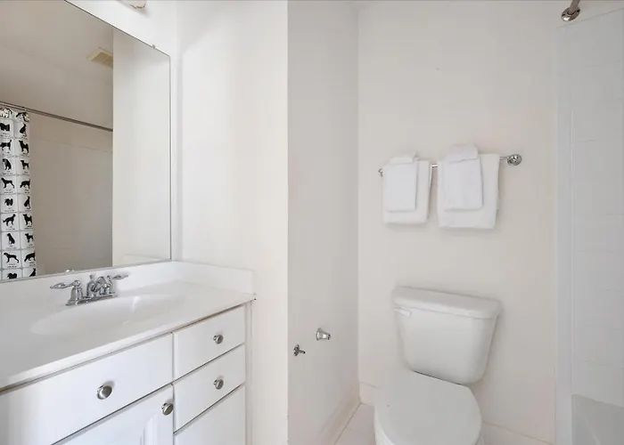 Beautiful 4 Bedroom Townhouse In Sunset Island!