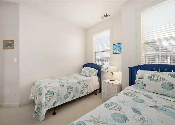 Beautiful 4 Bedroom Townhouse In Sunset Island! Ferienhaus