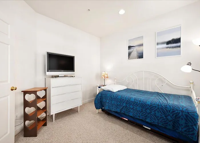 Beautiful 4 Bedroom Townhouse In Sunset Island!